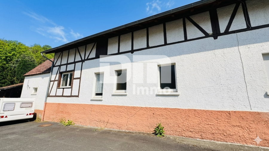 Altengerechtes Wohnen mit Charme: Großzügiger Bungalow auf großem Grundstück + Nebengebäude - Seitenansicht Anbau Altbestand / Nutzfläche